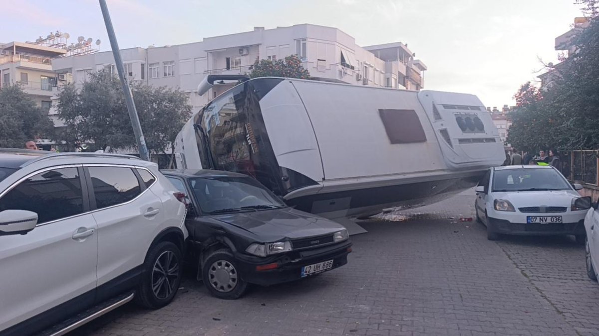 Kaza yapan otel servisi, park halindeki araçların üzerine devrildi