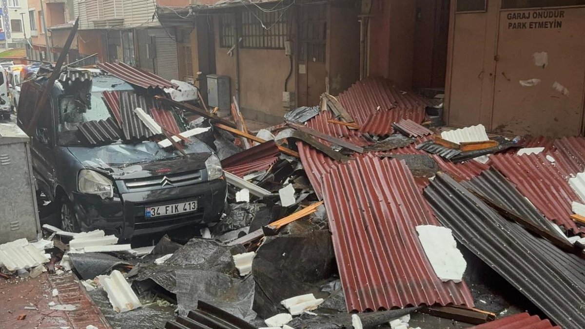İstanbul'da güçlü rüzgar: 45 ağaç yerle bir oldu, 89 çatı hasar gördü