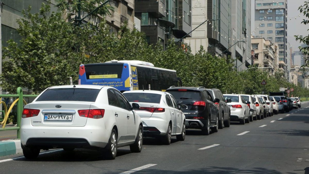 İranda benzin istasyonlarında kuyruk oluştu
