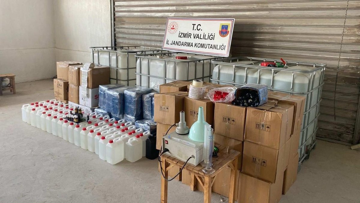 İzmir'de 3.360 litre etil alkol yakalandı