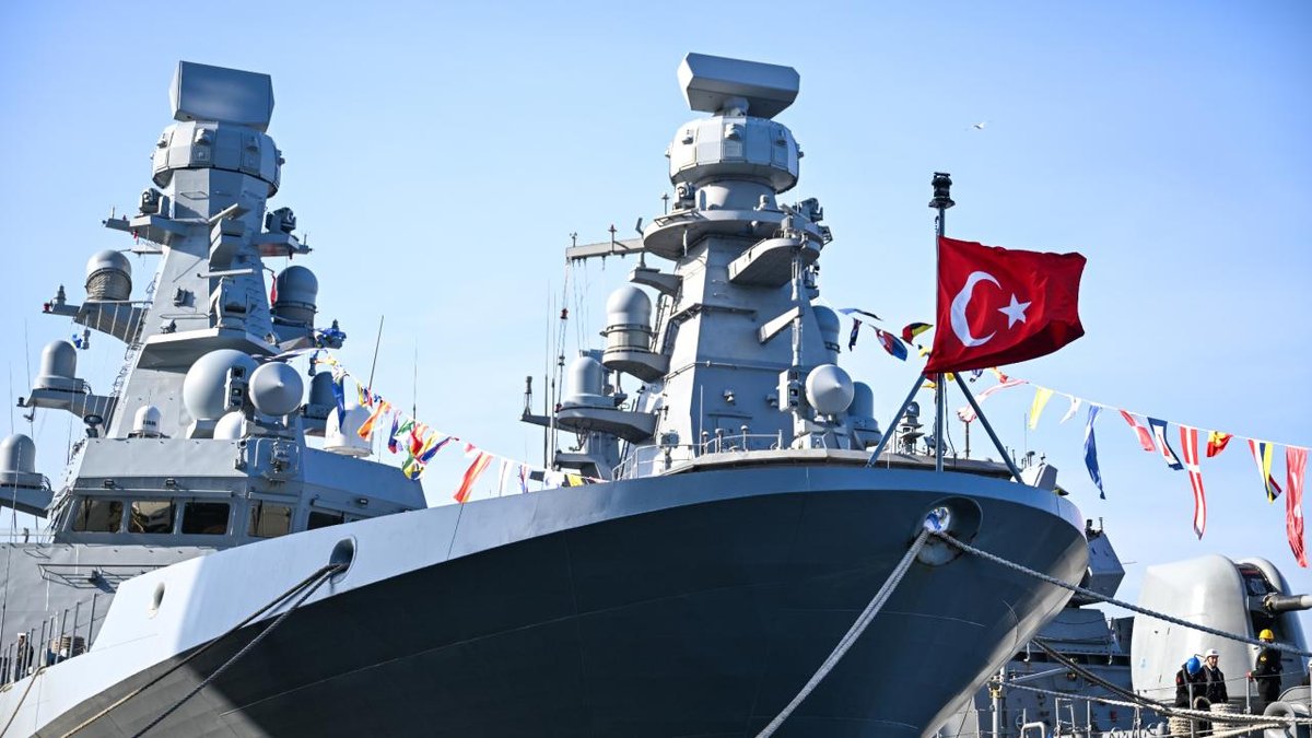 Türk donanması Hollanda basınını büyüledi