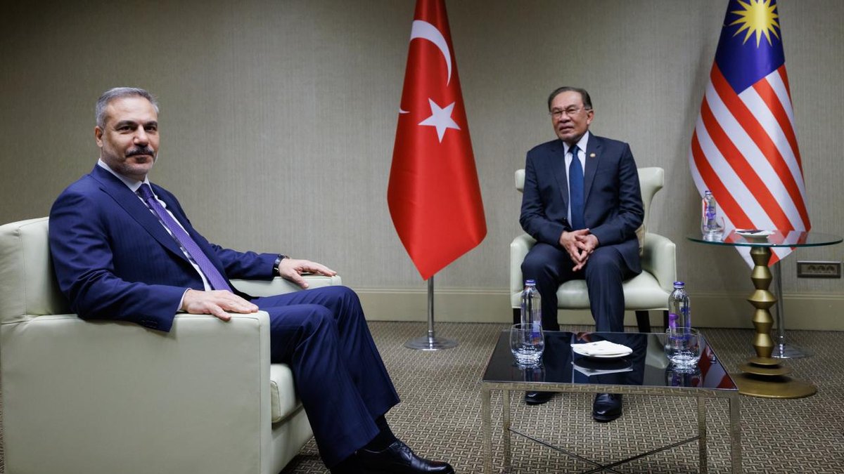Bakan Fidan, Malezya'nın Başbakanı Enver ve Dışişleri Bakanı Mohamad ile bir araya geldi