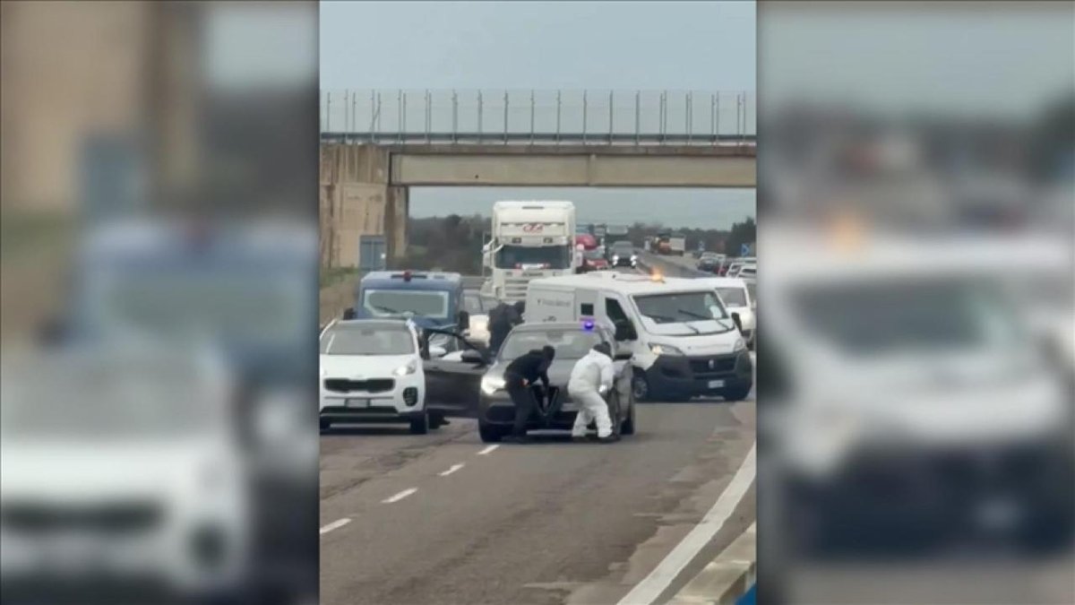 İtalya'da Sinema Senaryolarını Aratmayacak Soygun: Yolu Alevlere Teslim Edip Çatışmaya Girdiler