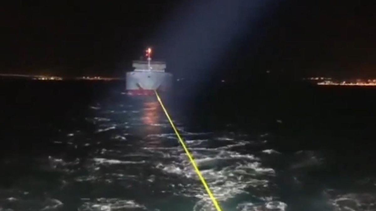 Büyükçekmece kıyılarında sorun yaşayan gemi başarıyla kurtarıldı.