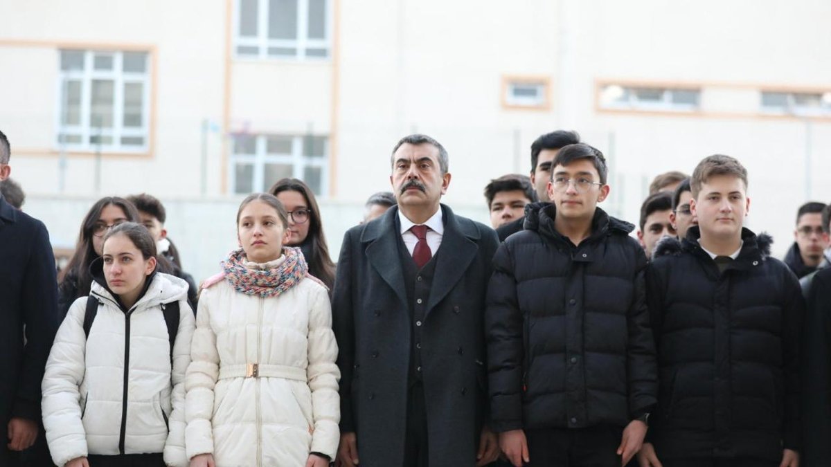 "6 Şubat'taki depremlerde ölenler anısına okullarda saygı duruşu yapıldı"