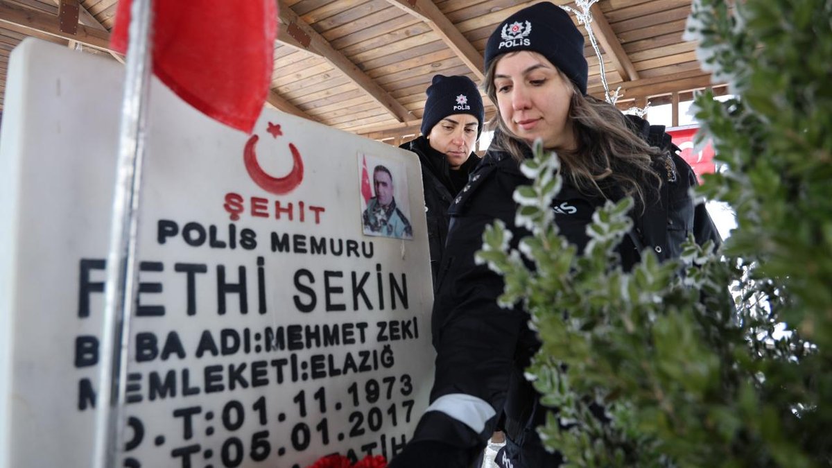 "Şehit Fethi Sekin, mezarının başında anma töreniyle yad edildi"