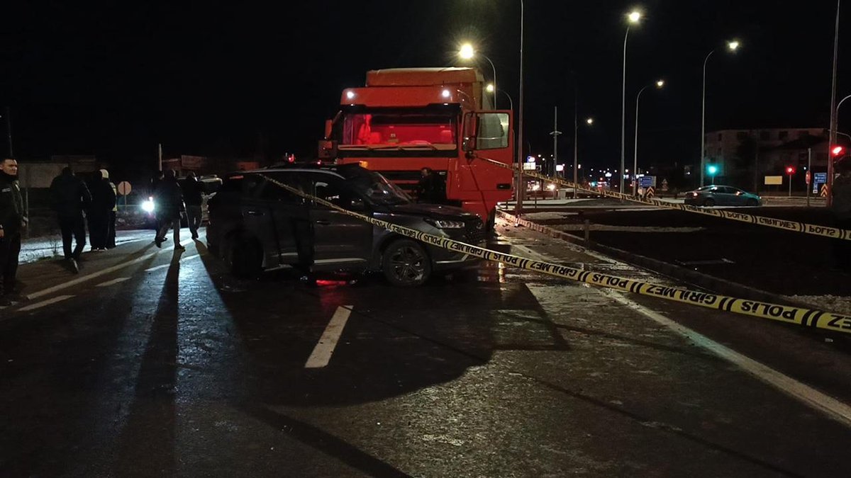 Afyonkarahisar'da tır ve otomobil arasında kaza: 1 kişi hayatını kaybetti, 6 kişi yaralandı.
