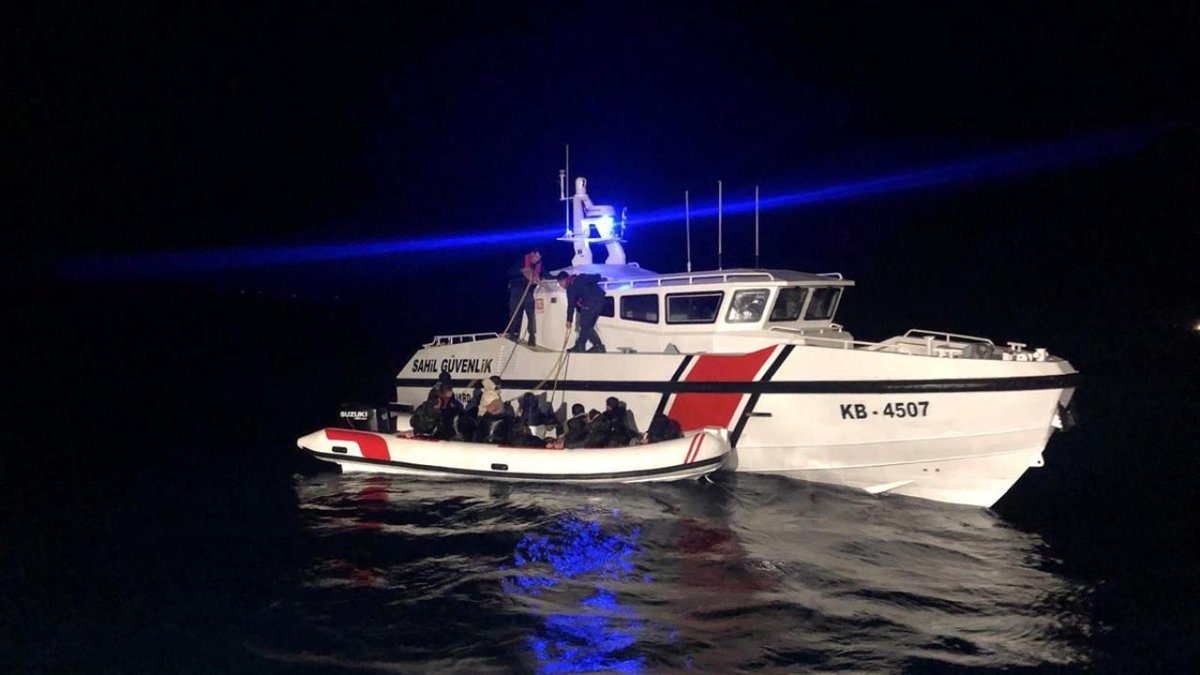 İzmir'de doksan dokuz düzensiz göçmen tespit edildi ve yakalandı