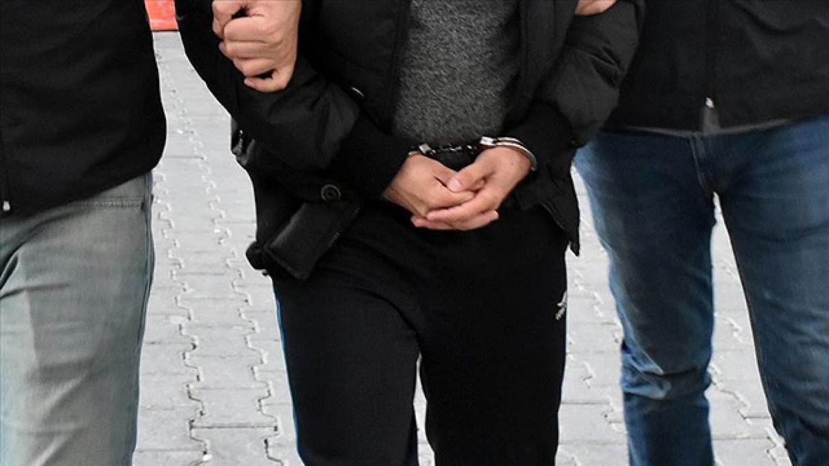 Polis ve savcı kimliğiyle dolandırıcılık yapan 25 kişi gözaltına alındı.