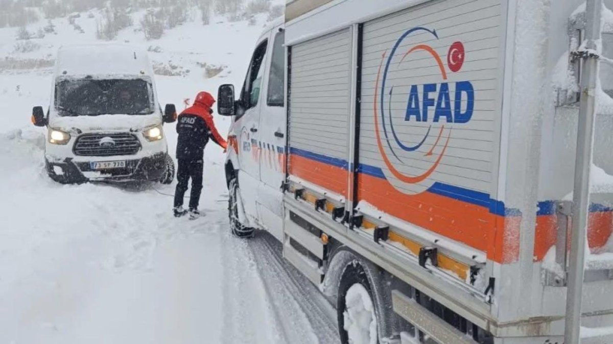 "Yerlikaya: Karla mücadele için toplamda 42 bin 143 çalışan görev başında"