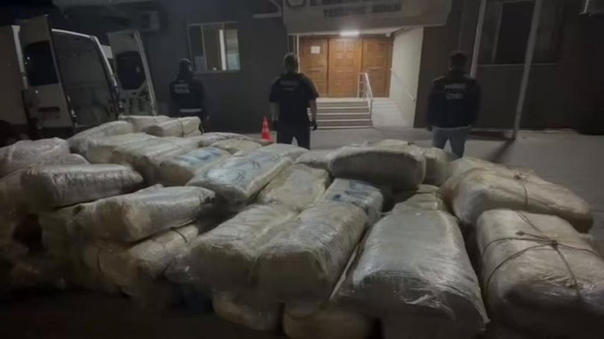 İzmir'de 1 ton 346 kilogram uyuşturucu ele geçirildi