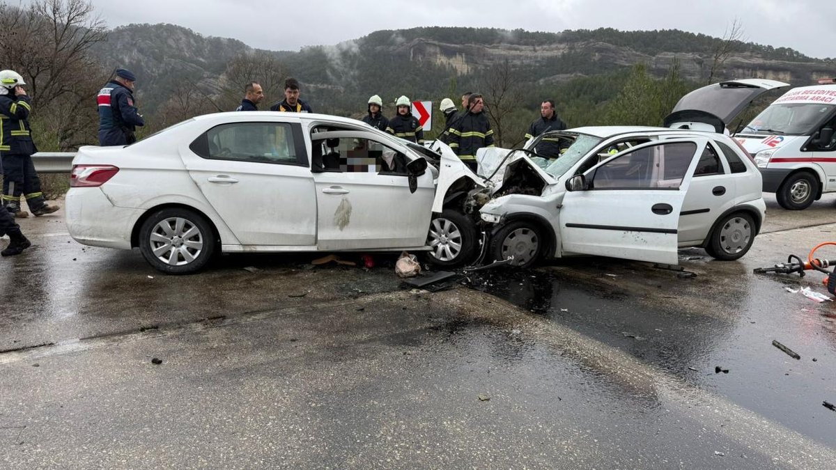 Antalya-Isparta kara yolunda iki araç kafa kafaya çarpıştı: Can kaybı ve yaralılar bulunuyor