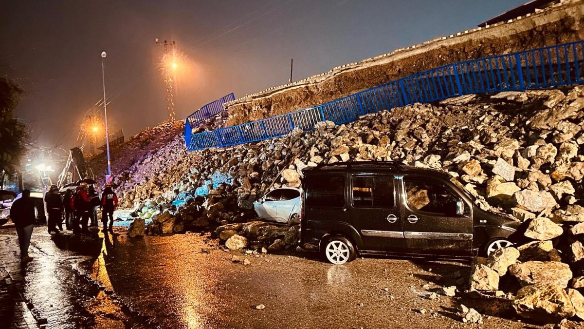 Hatay'da istinat duvarı yıkıldı, altı araçta hasar meydana geldi