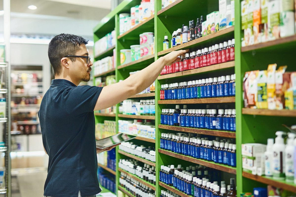 We asked a personal trainer how he would: spend $100 on supplements. Here's what he bought.