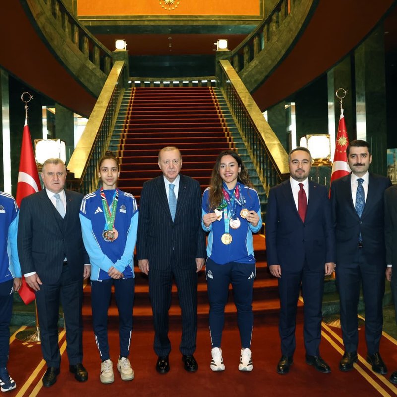 Cumhurbaşkanı Erdoğan, uluslararası başarılar elde eden tekvandocuları ağırladı.