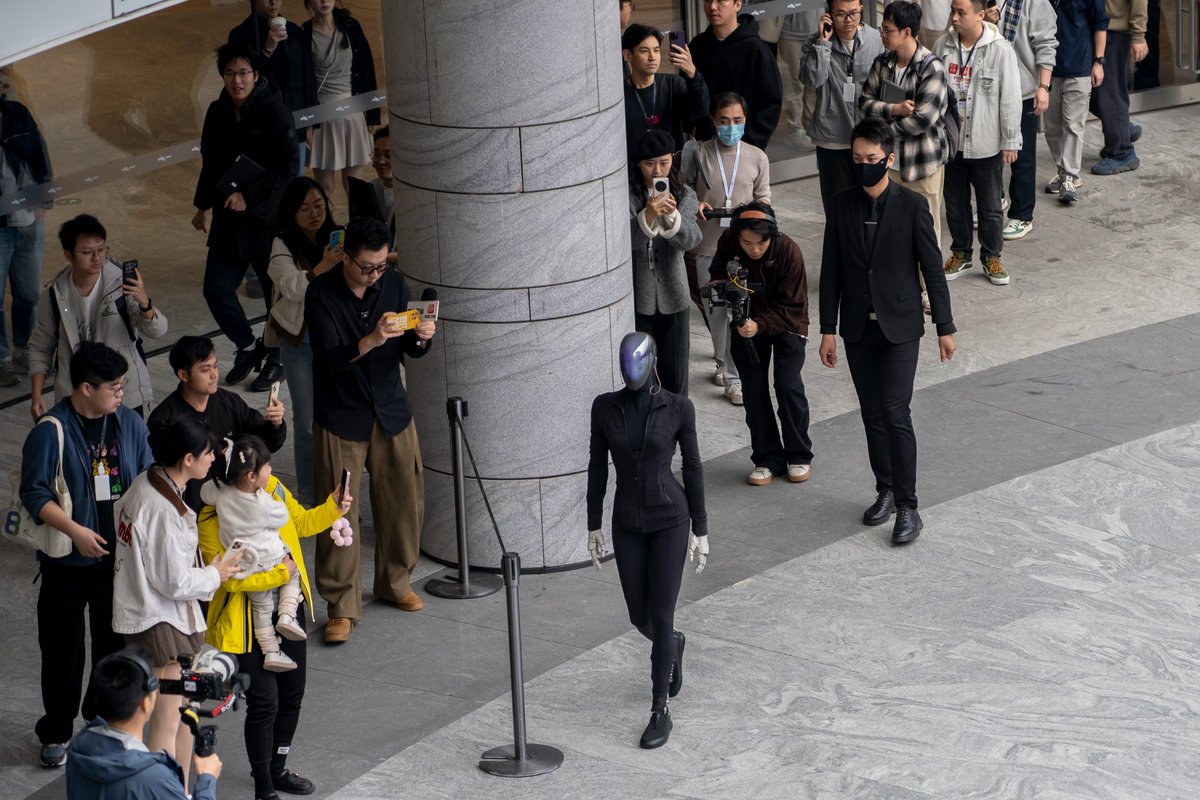 Bir Çinli insansı robot, halka açık bir tanıtımda yere yüzüstü düştü; CEO'su bunu 'yürümeyi öğrenme' sürecinin bir parçası olarak değerlendirdi.