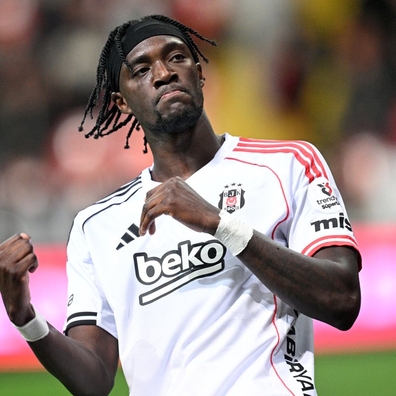 "Abraham, İngiltere'deki futbol kulüplerinin ilgisini çekti!"