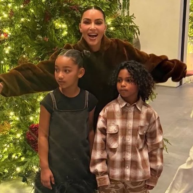 Kim Kardashian, Çocuklarına Noel Hediyesi Olarak Dört Yavru Köpek Verdi