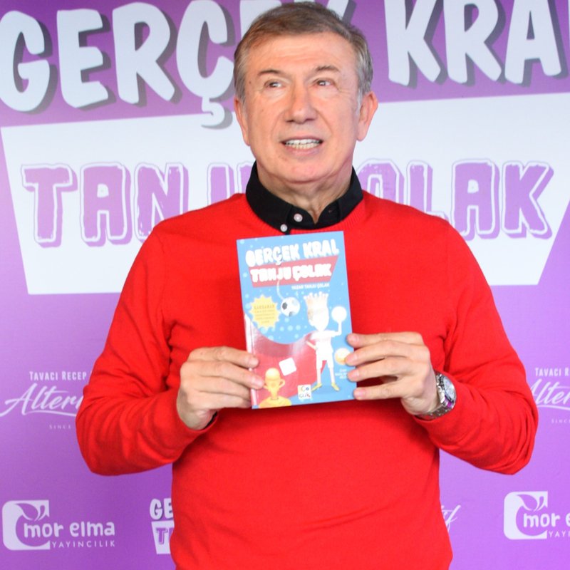 "Yeni eserinin tanıtımını oldurdi"