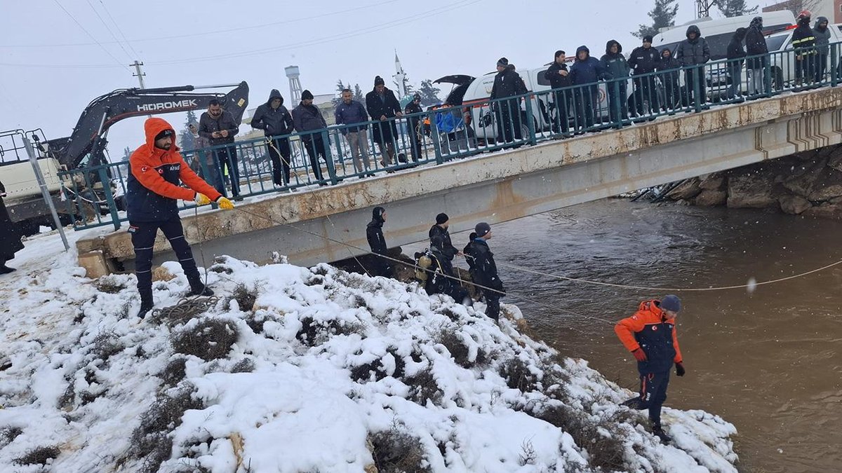 Kanala düşen otomobildeki dört kişi için kurtarma operasyonu başlatıldı