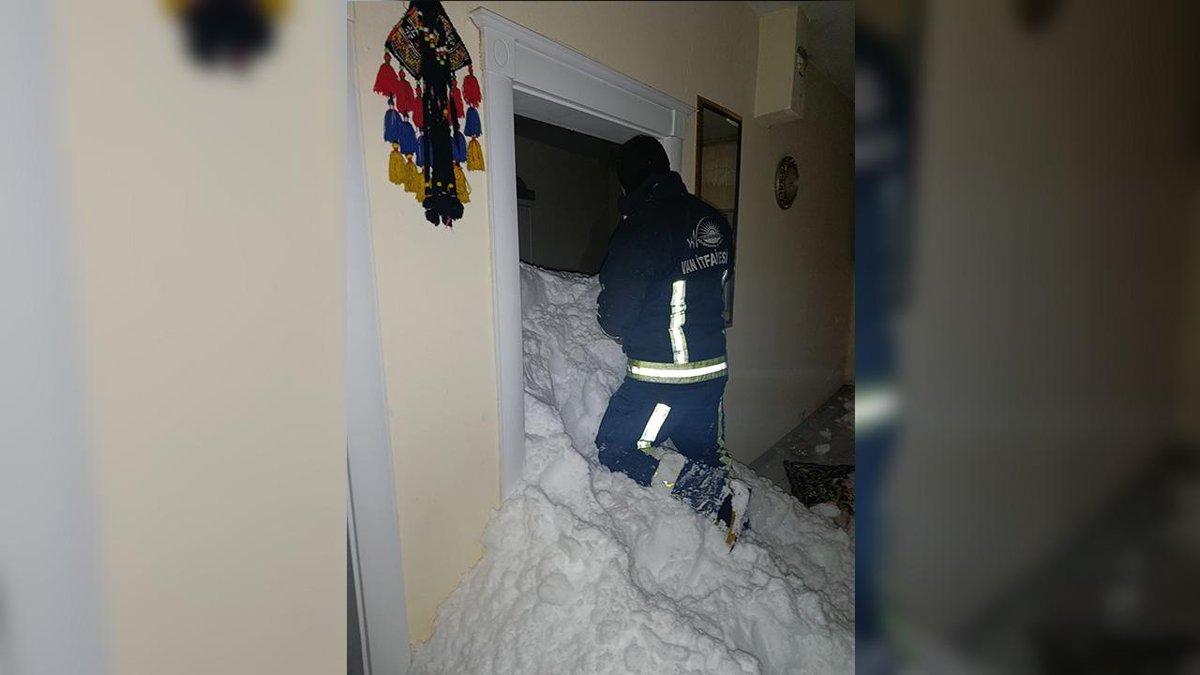 "Van'da çığ felaketi: Bir kişi kayboldu, konutlar tahliye edildi"