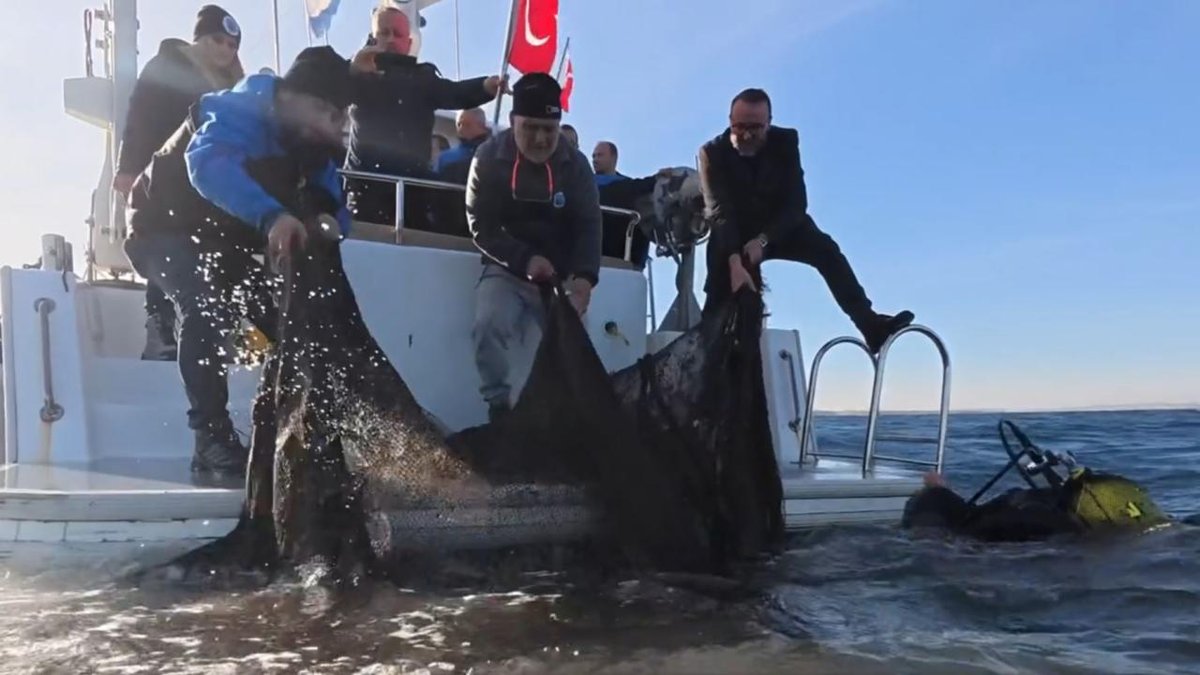Deniz ve göllerden toplam 360 bin metrekare büyüklüğünde hayalet ağ temizlendi