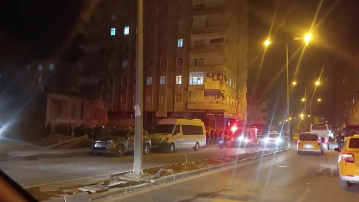 Zeminde kayma olduğu iddiasıyla 8 katlı bina tahliye edildi
