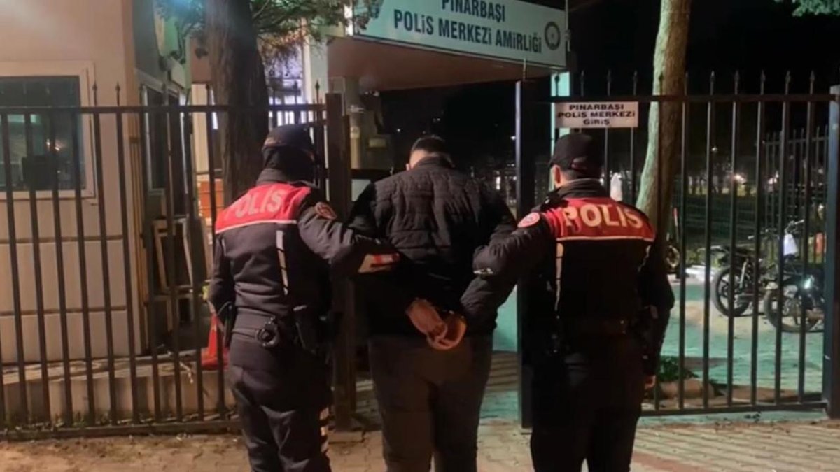 128 suçla bağlantısı olan bir zanlı, sahte polis kimliğiyle yakayı ele verdi