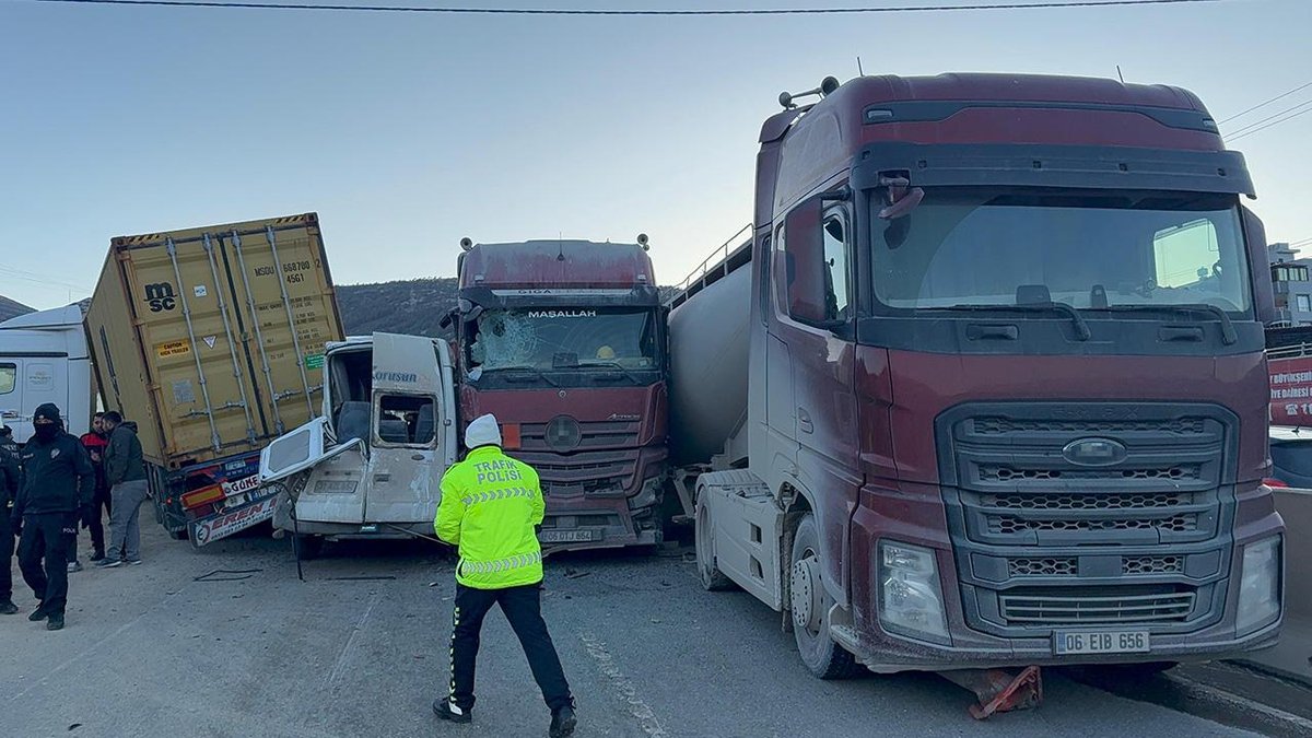 Hatay'da meydana gelen kazada 11: araç çarpıştı, 11 kişi yaralandı.