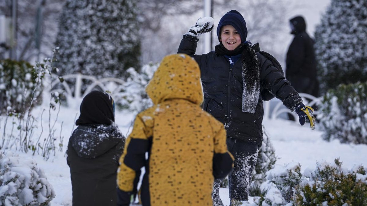 "Istanbul'da Beş İlçede Eğitim,: Kar Nedeniyle Kesintiye Uğradı"