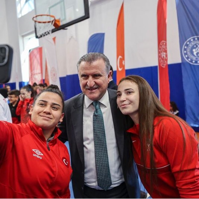 "Bakan Bak, ulusal sporcuları kutladı!"
