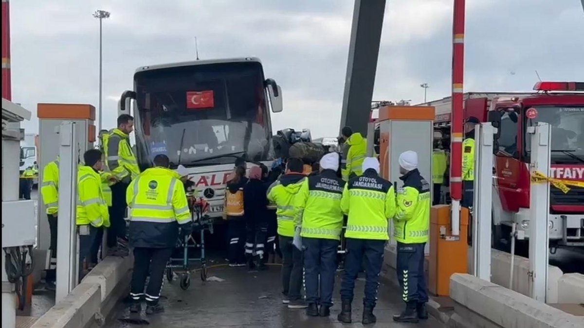 İstanbul’da otobüsün çarptığı araç gişede mahsur kaldı