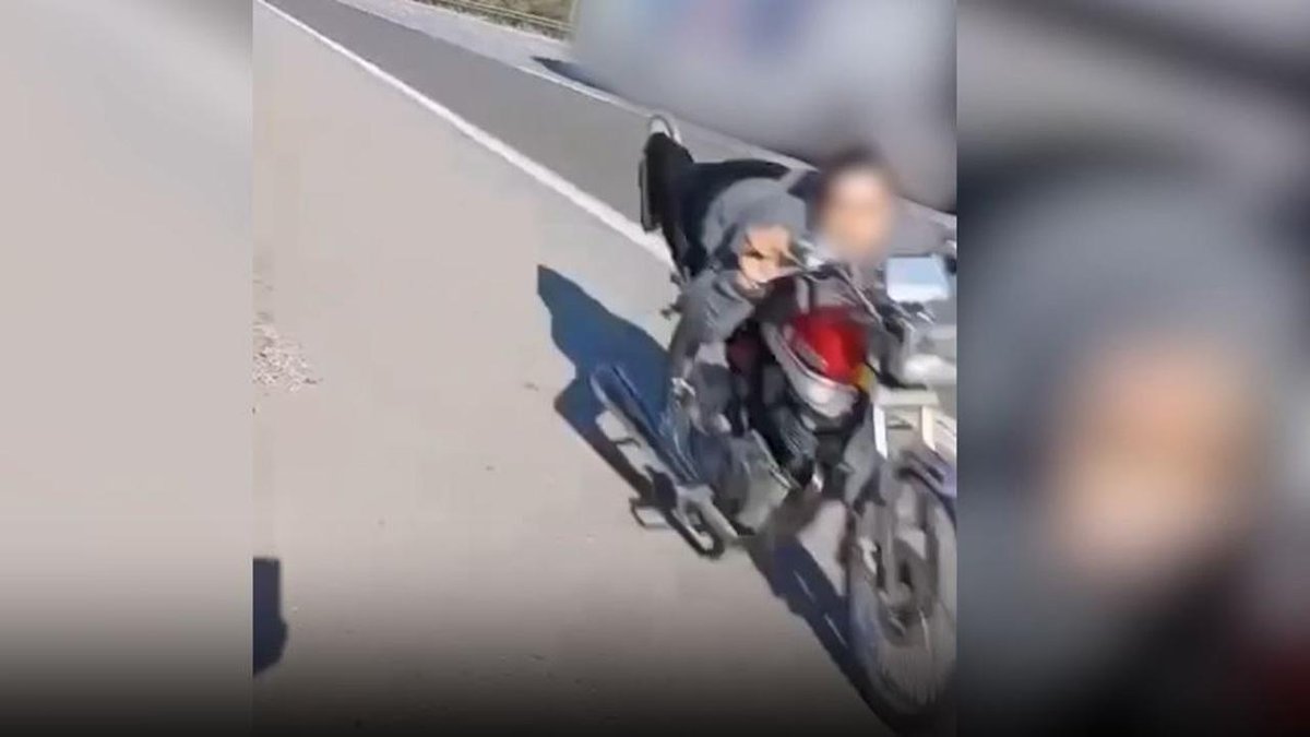 "Motosikletin üstünde yatan sürücüye 63 bin lira para cezası uygulandı"