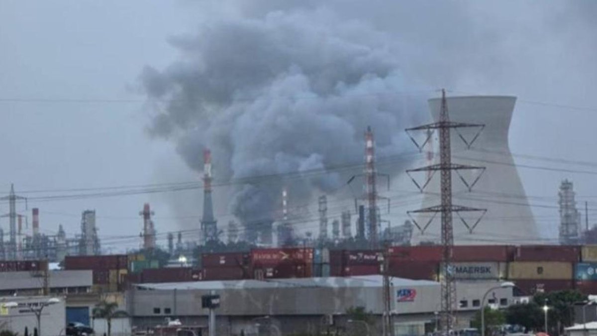 İranın hedef aldığı İsrail'in Hayfa kentindeki petrol rafinerisinden siyah dumanlar yükseliyor