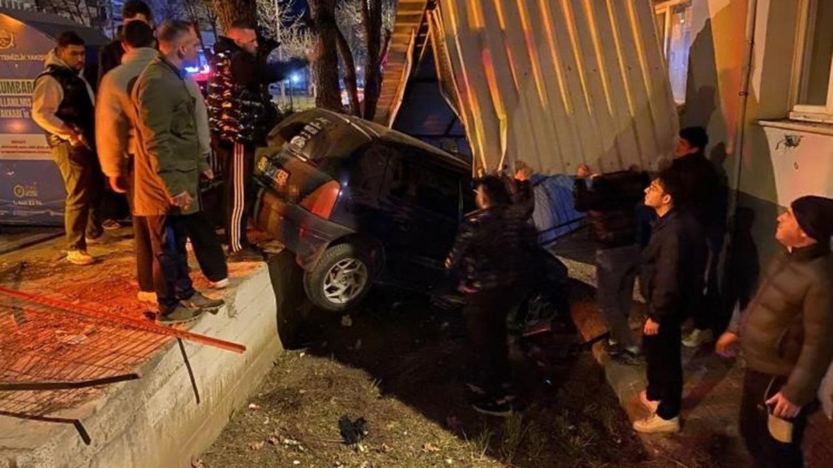 Kontrolden çıkan otomobil: evin bahçesine girerek durabildi