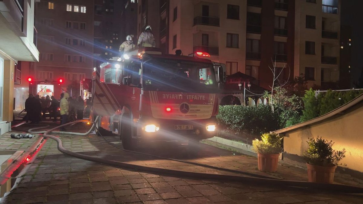 Alev alan elektrikli araç, dört başka araca da hasar verdi