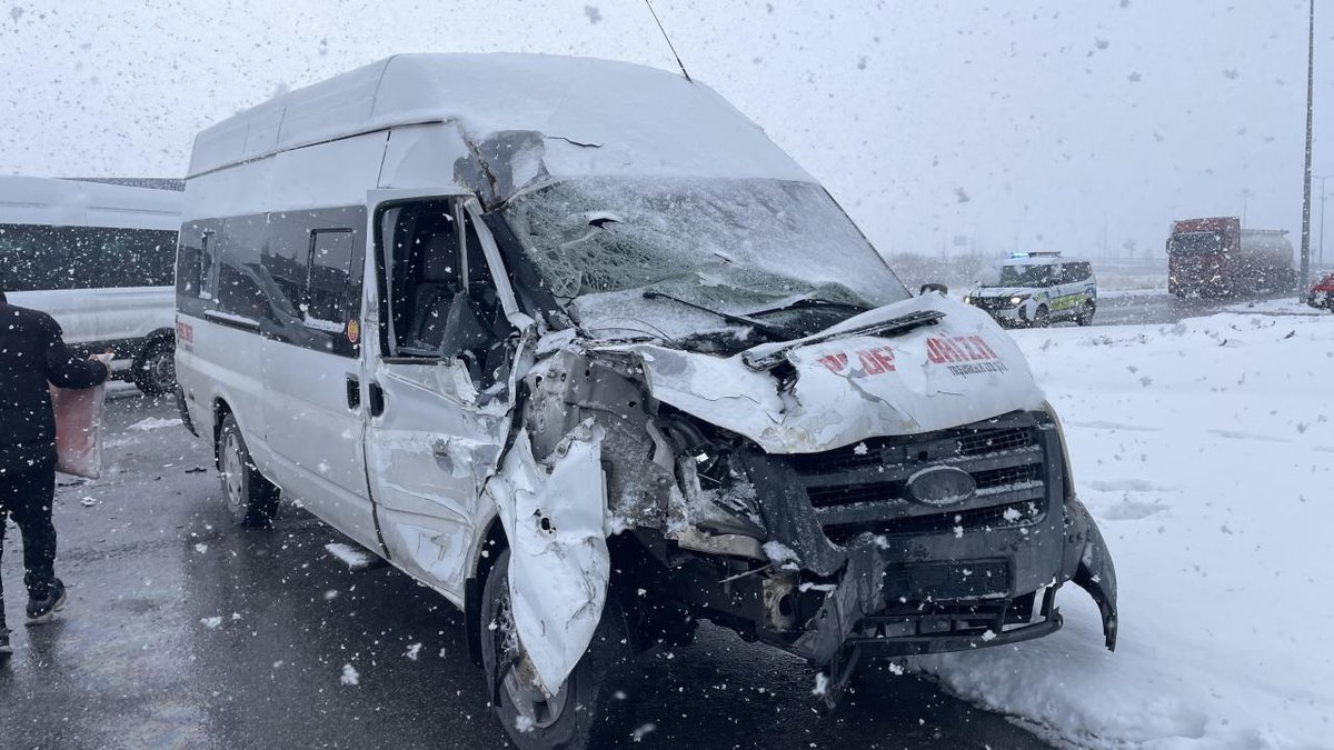 Kayseri'de işçi taşımacılığı yapan servis aracı tırla çarpıştı; 11 kişi yaralandı.