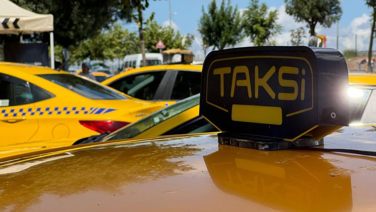 Yolcu almayan taksi sürücüsünün aracı trafiğe kapatıldı