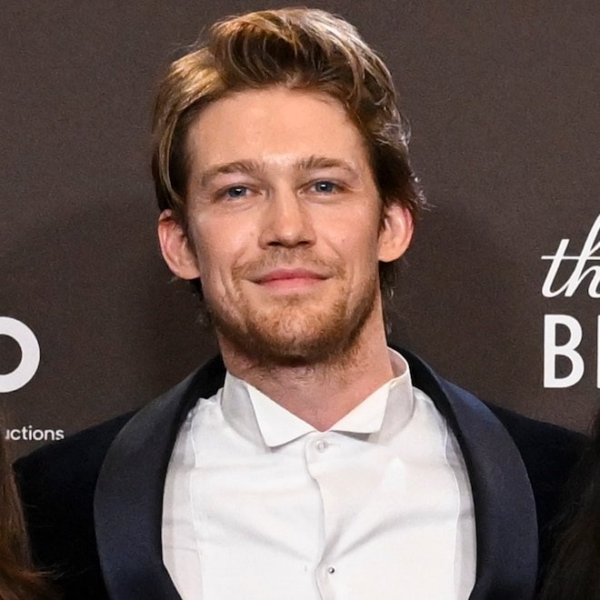 Joe Alwyn, 2026 Altın Küre Töreni'nde Giyim Sorunu Yaşadı