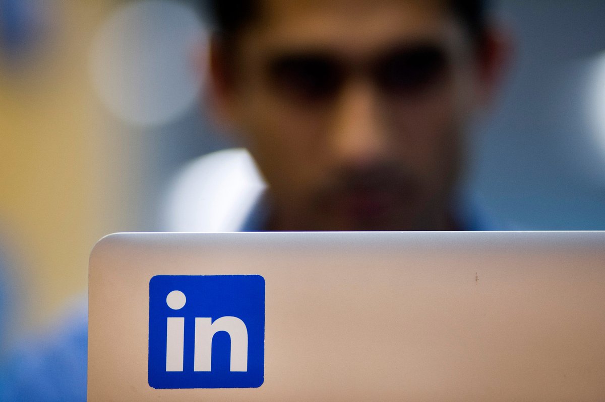 Workers are rewriting their LinkedIn histories to add AI skills. Here's what they're dropping.