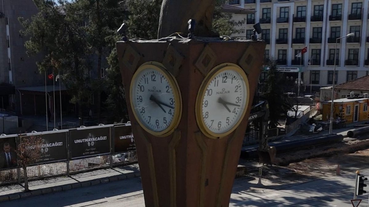 "Adıyaman'daki saat kulesi son üç yıldır 04.17 zamanını gösteriyor"