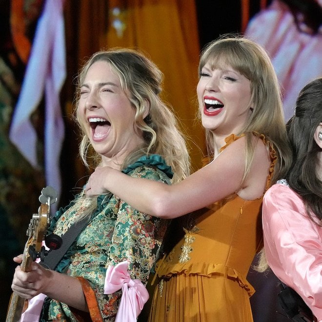 Taylor Swift, Este Haim'in Yılbaşı Düğününde Altın Renkli Elbisesiyle Parlak Bir Görünüm Sergiledi