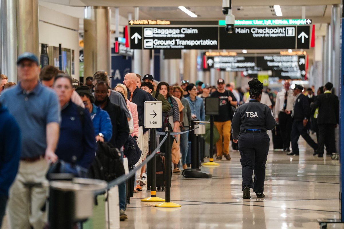 Trump says he will sign an executive order to have the Department of Homeland Security pay TSA workers