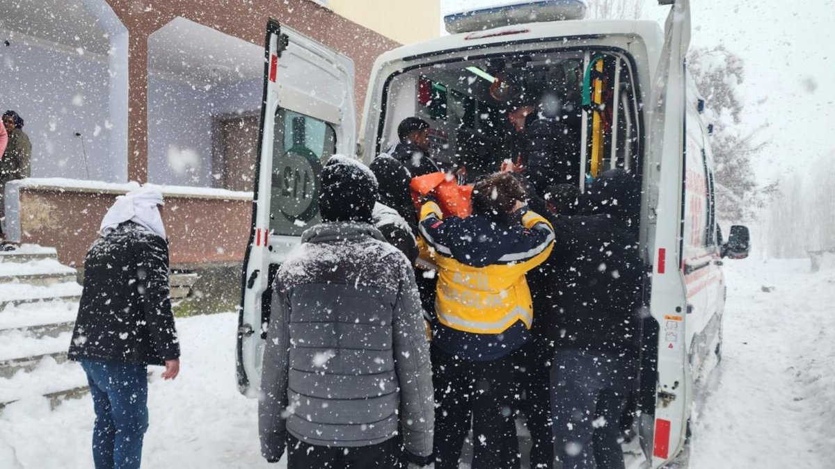 Karla kapanan köydeki hasta, sağlık ekipleri tarafından hastaneye götürüldü.