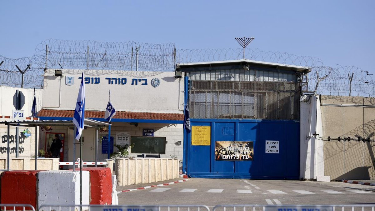 İsrail'in Ofer Cezaevi yönetimi, Filistinli tutuklulara sahur ile iftar vakitlerini bildirmiyor