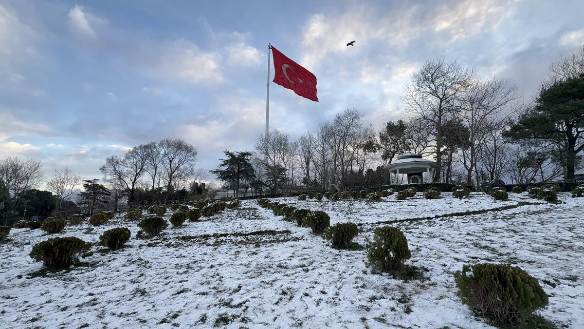 "İstanbul'da yeni yılın başlangıcında kar yağışı devam ediyor"
