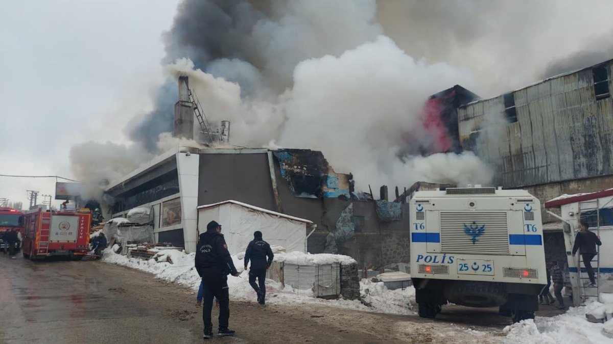 Erzurum'daki bir iş yerinde meydana gelen yangında: bir kişi yaşamını yitirdi, yedi kişi ise yaralandı.