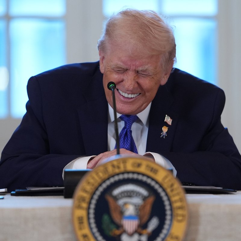 "Sevinçli Trump"