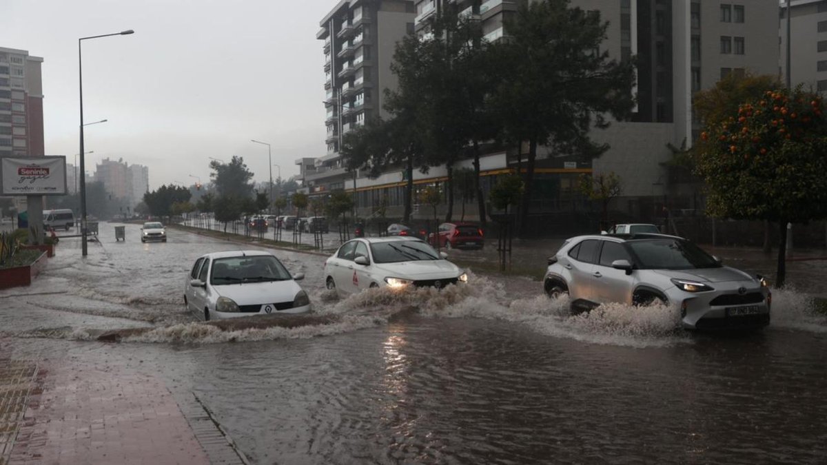 "Antalya'da yollar suyla kaplandı"