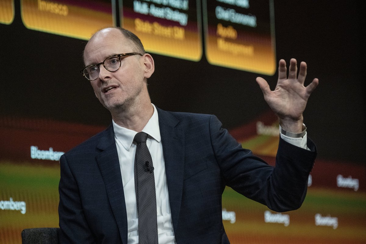 Apollo's chief economist says he sees 'zero evidence' of AI-related job losses, even as CEOs cite the tech in layoffs